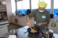 玉ねぎを炒めている