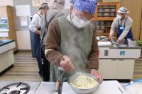 芋をつぶしている