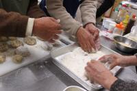 コロッケに小麦粉をまぶしている