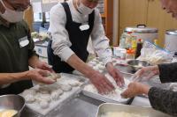 小麦粉をころっけにまぶしている