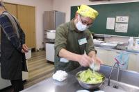 レタスをちぎっている