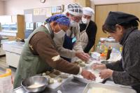 みんなで小麦粉をまぶしている