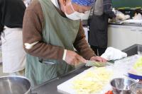 白菜を切っている