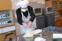 ジップロックに白菜を入れている