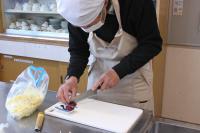 梅干を刻んでいる