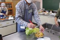 白菜と昆布をあえている