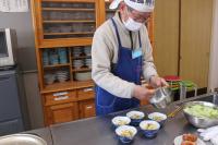 皿に盛っている