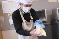 白菜を振っている