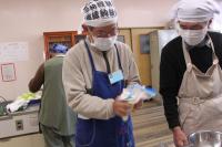 交代して白菜を振っている