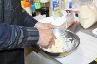 豆腐をつぶしている