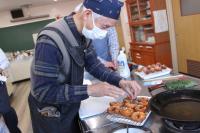 飾り付けしている