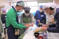 みんなでホタルイカの目玉をとっている