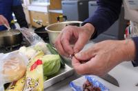 ホタルイカのわた取り