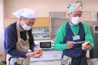 パンにバターを塗っている