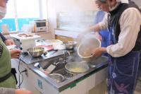 パスタを湯がいている