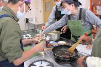 ホタルイカを炒めている