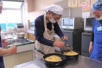 パスタを炒めている