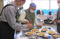 パスタを取り分けている