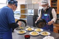 別の班のパスタを分けている