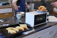 パンをトースターで焼いている