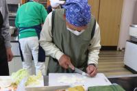 違う方がかぶらを千切りしている