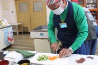 ニンジンを切っている