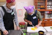 ニンジン切っている