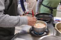 野菜を湯がいている