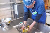 さっと野菜を洗っている