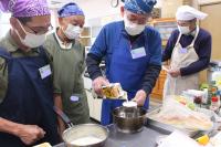 牛乳をいれている