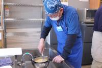 プリン液を冷やしながら混ぜている