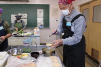 プリン液を容器に入れている