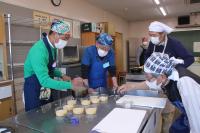 塗ん液を人数分に分けている