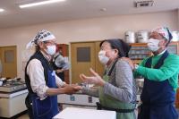 先生の手をマッサージしている