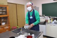 洗い物をしている