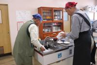 二人で分担して洗っている