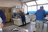 洗い物をしている後ろ姿