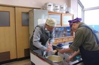 洗い物している