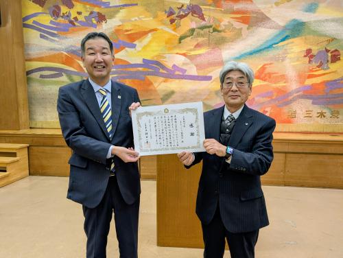 3月25日に開催された三木城下町まちづくり協議会臨時総会で感謝状を贈る写真