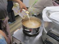 チャイを作るのに豆乳を入れている