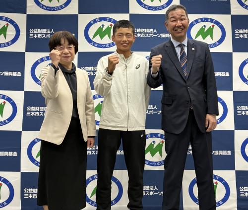 左から大北教育長、玉木さん、仲田市長