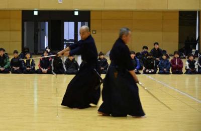 剣道の型を二人がやっている写真