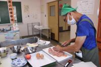 鶏肉を切っている二班