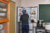 寒天を冷蔵庫に入れている