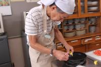 チューブの調味料を入れている