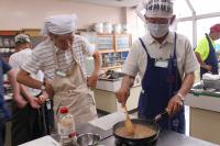 先ほどのにヨーグルトを加えて煮込んでいる
