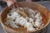 ブリの焼いたものをご飯に混ぜ込んでいる