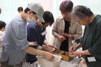 すきな石を選んでいる