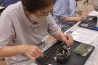 石をカップの中に置いている