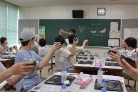 カップを目線まで上げて確認している